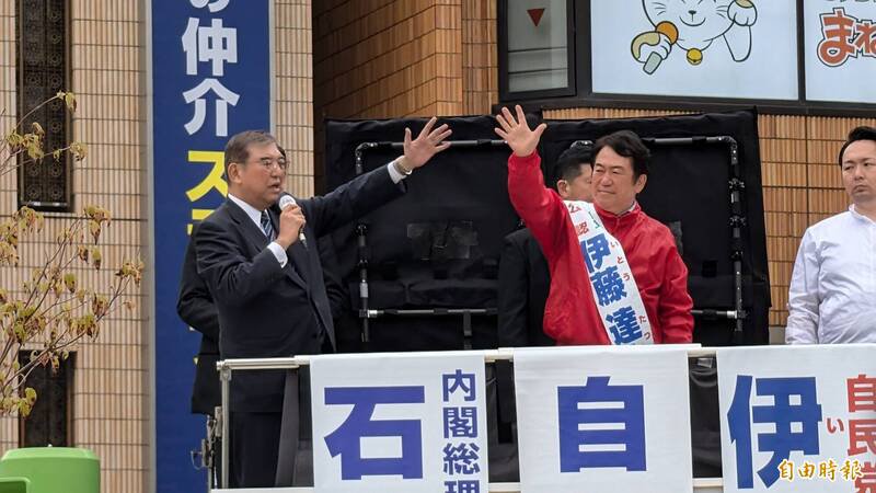 日本首相石破茂(左)在选前最后一天奔走于东京各选区,为党籍众议员候选人站台。(记者林翠仪摄) 日本首相石破茂(左)在选前最后一天奔走于东京各选区,为党籍众议员候选人站台。(记者林翠仪摄)