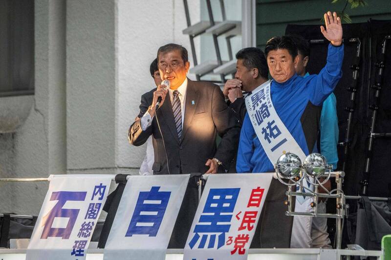 日本众议院选举今天投开票,选前各党都把握时间冲刺拉抬选情,图为首相石破茂(左)26日在东京为自民党众议员候选人助选。(法新社) 日本众议院选举今天投开票,选前各党都把握时间冲刺拉抬选情,图为首相石破茂(左)26日在东京为自民党众议员候选人助选。(法新社)