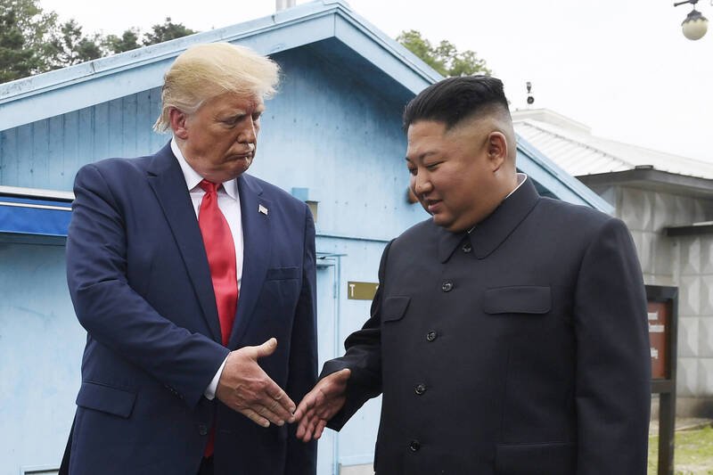 2019年6月底,时任美国总统川普(左)与金正恩(右)在两韩边境板门店会面准备握手。(美联社档案照) 2019年6月底,时任美国总统川普(左)与金正恩(右)在两韩边境板门店会面准备握手。(美联社档案照)