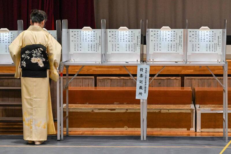 日本众院大选今天投开票,根据日本放送协会(NHK)出口民调显示,自民党预估席次为153到219席,无法单独过半。(法新社) 日本众院大选今天投开票,根据日本放送协会(NHK)出口民调显示,自民党预估席次为153到219席,无法单独过半。(法新社)