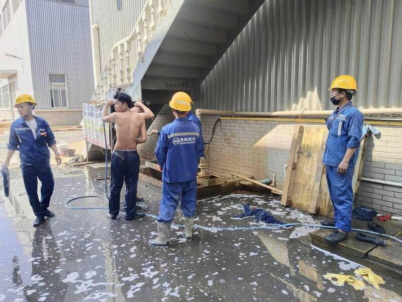 在泰中资工厂「潇湘有色金属有限公司」发生化学爆炸,多名工人受伤、2人死亡。(撷取自Fire & Rescue Thailand/Facebook) 在泰中资工厂「潇湘有色金属有限公司」发生化学爆炸,多名工人受伤、2人死亡。(撷取自Fire & Rescue Thailand/Facebook)