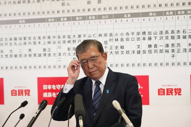 日本众议院大选开票结果出炉,执政党自民党未能单独过半,与公明党合组的执政联盟也不到过半目标的233席,首相石破茂恐难逃被究责命运。(彭博) 日本众议院大选开票结果出炉,执政党自民党未能单独过半,与公明党合组的执政联盟也不到过半目标的233席,首相石破茂恐难逃被究责命运。(彭博)