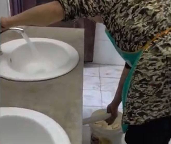 中国长沙业者用公厕污水管接水泡臭豆腐。(撷取自微博) 中国长沙业者用公厕污水管接水泡臭豆腐。(撷取自微博)
