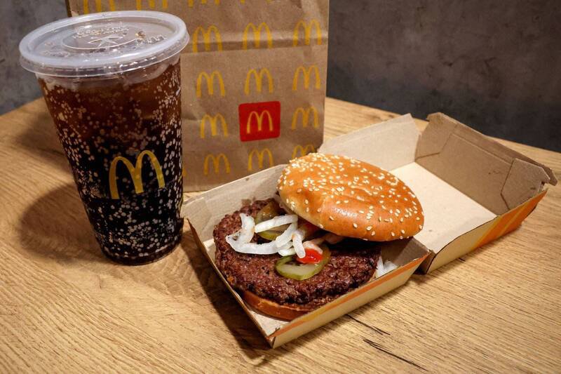 美国麦当劳四盎司牛肉堡出现大肠杆菌疫情,经过对检测后已排除牛肉饼被污染的可能.疑为生洋葱酿祸。(路透) 美国麦当劳四盎司牛肉堡出现大肠杆菌疫情,经过对检测后已排除牛肉饼被污染的可能.疑为生洋葱酿祸。(路透)