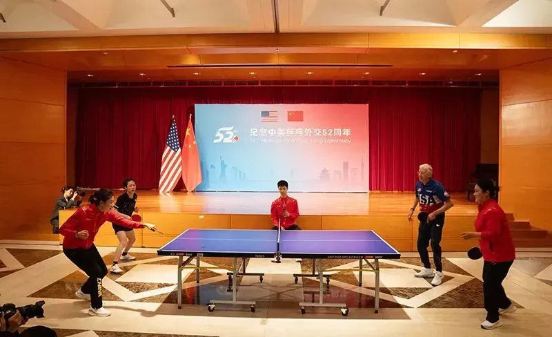▎2023年12月13日,中国驻美国大使馆举办中美“乒乓外交”52周年纪念活动,其间,中美双方组成混合队伍举行友谊赛。图源新华社