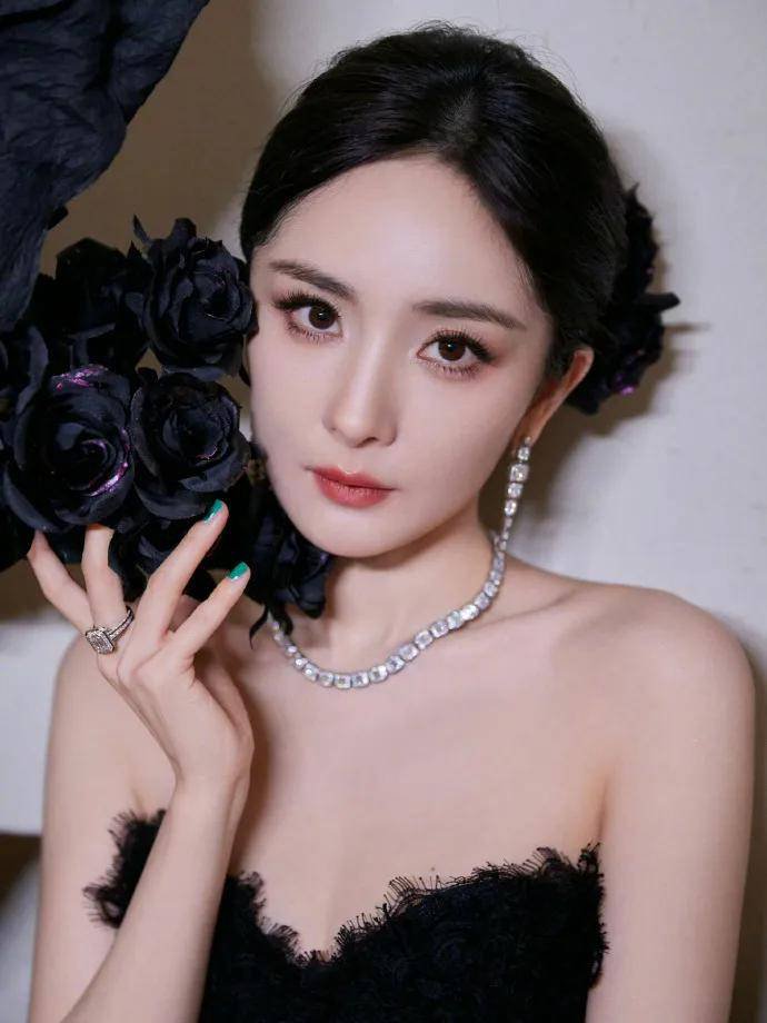 杨幂穿黑天鹅抹胸裙露事业线!魔鬼身材性感妖艳