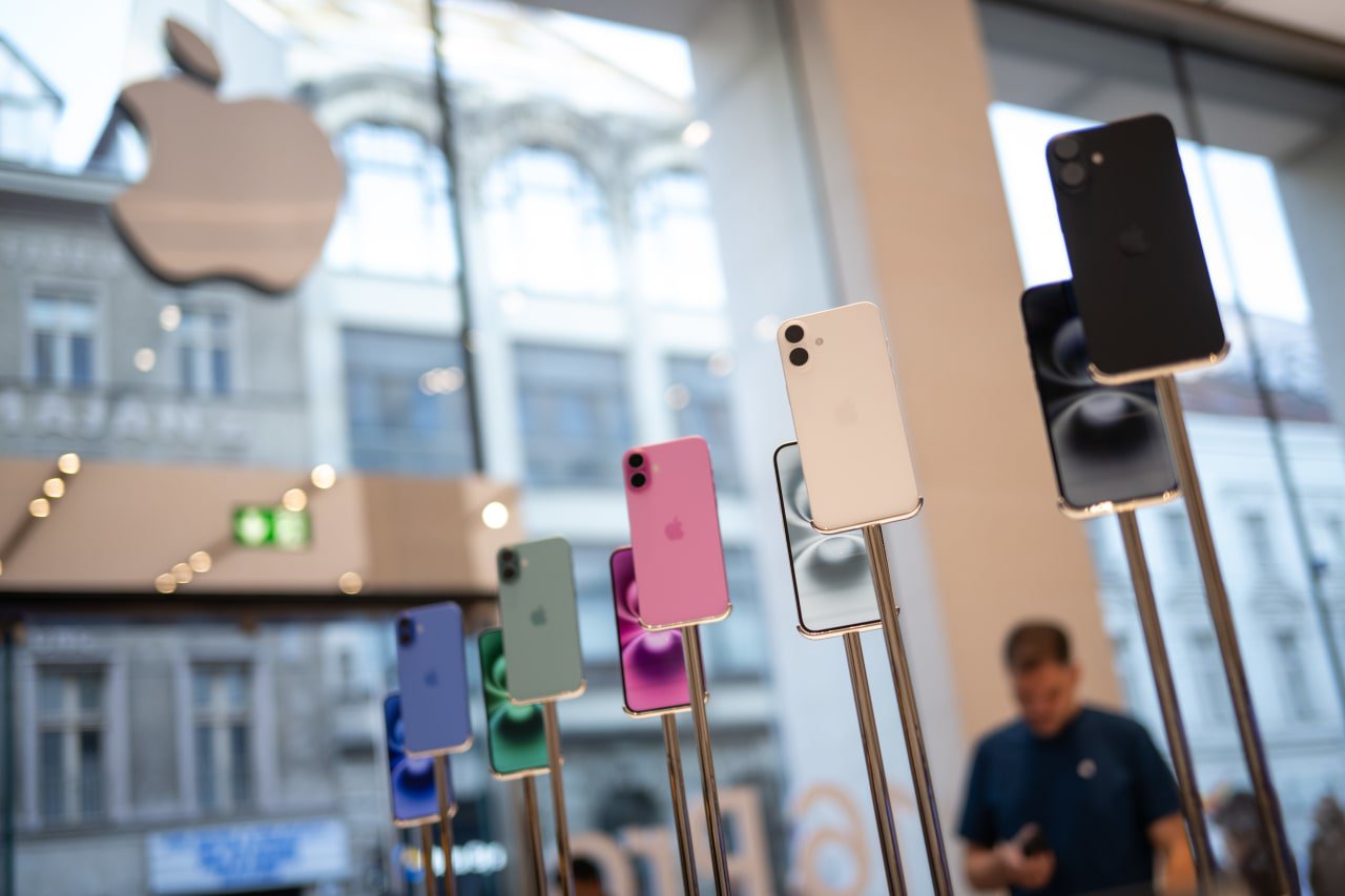 柏林苹果商店内展出的各型号iPhone。