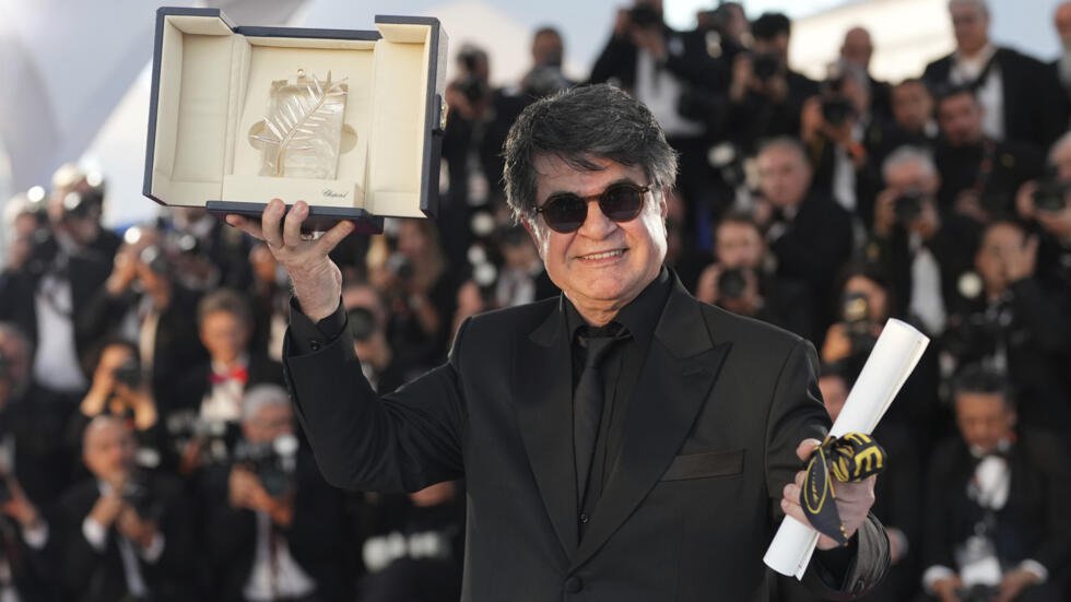 Đạo diễn người Iran Jafar Panahi giành giải Cành Cọ Vàng tại liên hoan phim Cannes lần thứ 78. tại lễ bế mạc ngày 24/05/2025.