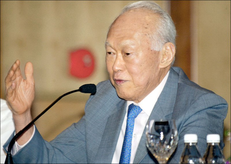 美国国防部长赫格塞斯五月31日在香格里拉对话上发言时，将特朗普总统与新加坡已故总理李光耀相提并论，令若干新加坡网友大为不满。 （法新社文件照）