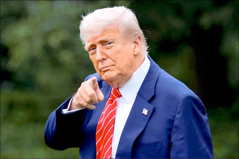 美国国防部长赫格塞斯五月31日在香格里拉对话上发言时，将特朗普总统与新加坡已故总理李光耀相提并论，令若干新加坡网友大为不满。 （路透）