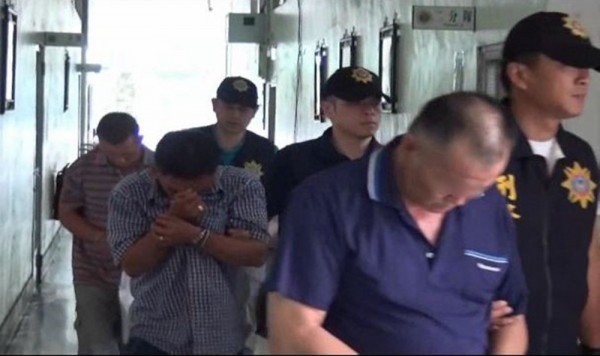 警方将贩毒集团3嫌押送高雄地检署侦办。(记者黄良杰翻摄) 警方将贩毒集团3嫌押送高雄地检署侦办。(记者黄良杰翻摄)