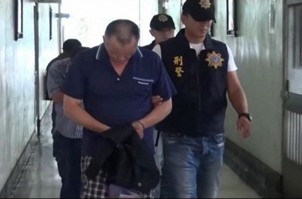 警方将贩毒集团3嫌押送高雄地检署侦办。(记者黄良杰翻摄) 警方将贩毒集团3嫌押送高雄地检署侦办。(记者黄良杰翻摄)