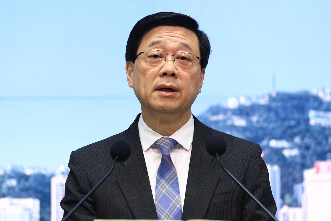 香港特区行政长官李家超承诺，即使中美关系恶化，香港不会对美国采取报复性措施。图为10月3日，李家超出席行政会议前会见传媒。 （香港中通社档案照）