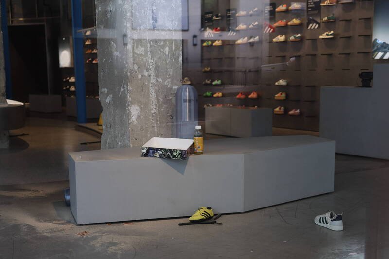 洛杉矶一家爱迪达商店遭洗劫。(欧新社) 洛杉矶一家爱迪达商店遭洗劫。(欧新社)