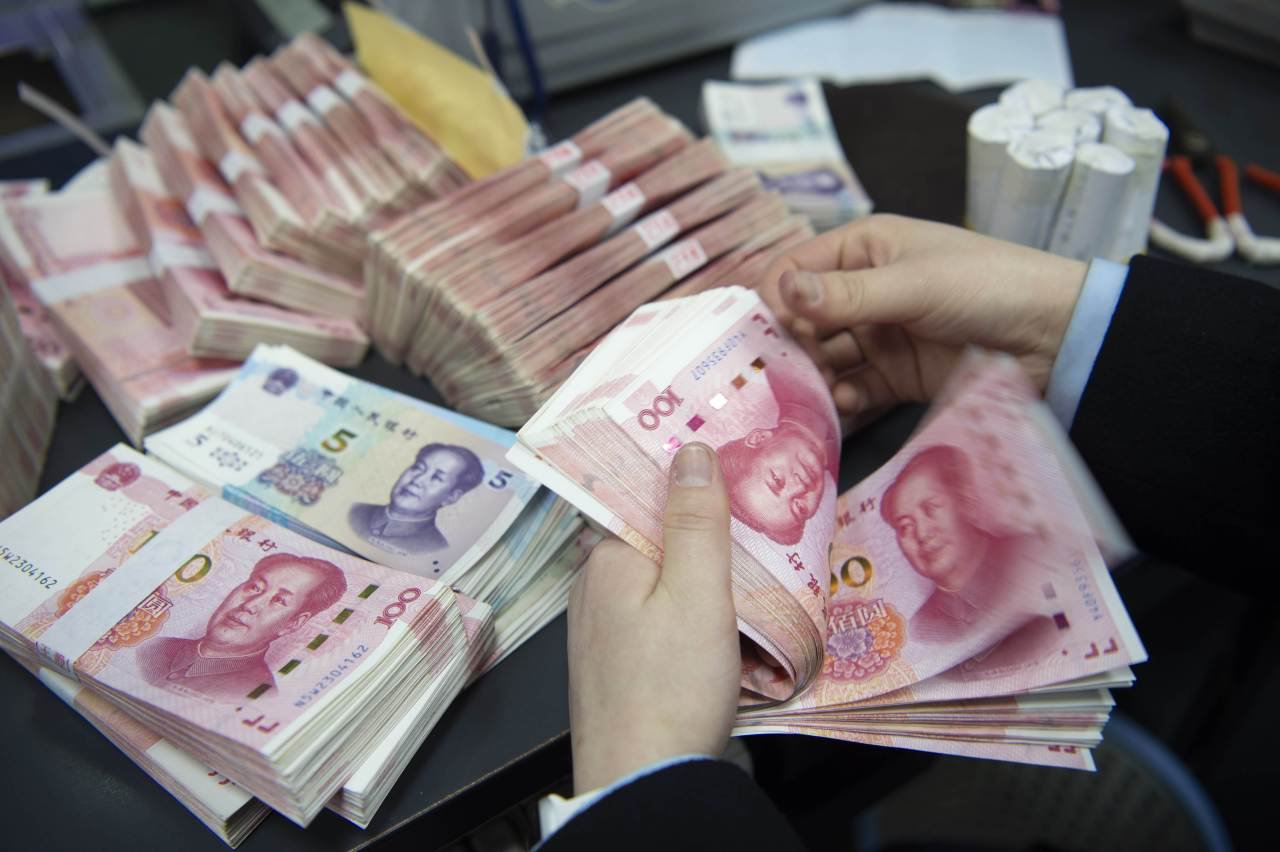 过去，人民币突然贬值加剧了资本外流。