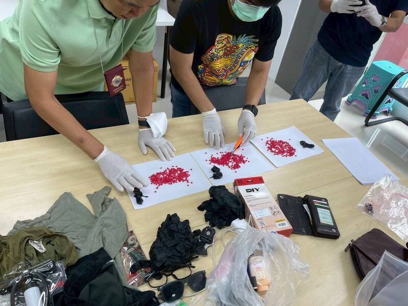 泰国警方透露,一名奥地利籍男子日前试图透过「人体运毒」的方式走私大量毒品,未料其中一包毒品包装破裂,让他在机场内当场痛不欲生,而被紧急送医。(图撷取自「สถานีตำรวจนครบาลหัวหมาก」脸书粉专) 泰国警方透露,一名奥地利籍男子日前试图透过「人体运毒」的方式走私大量毒品,未料其中一包毒品包装破裂,让他在机场内当场痛不欲生,而被紧急送医。(图撷取自「สถานีตำรวจนครบาลหัวหมาก」脸书粉专)