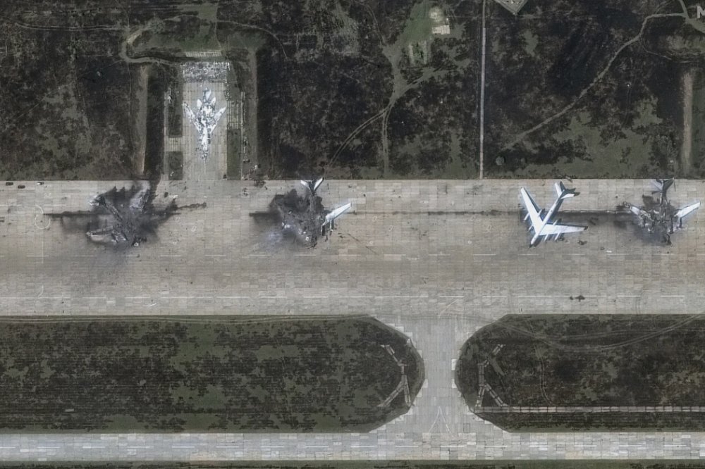 乌克兰特工渗透俄罗斯境内数千公里，在多处俄军战略空军基地附近，从预置货柜卡车发动无人机袭击，造成多架轰炸机损毁。 （美联社）