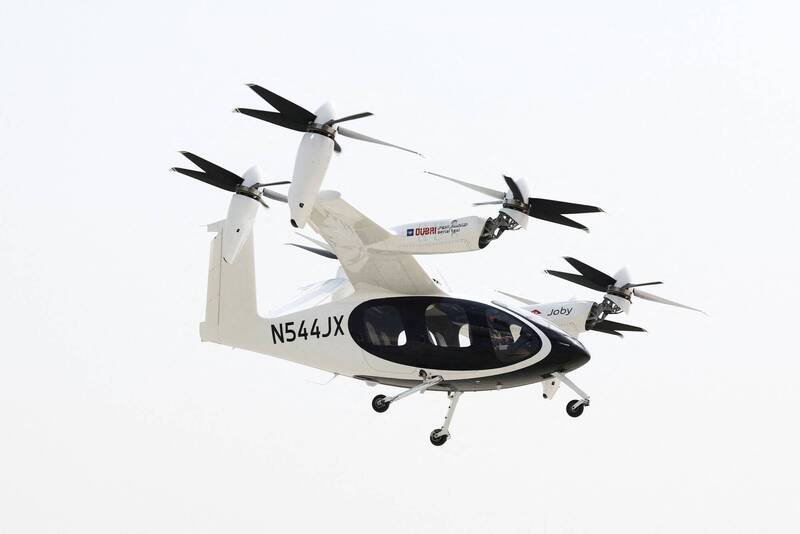 Joby Aviation使用的 S4 型号为四人座、由驾驶操作的垂直起降飞行器,机体由六具可倾转螺旋桨驱动。(路透) Joby Aviation使用的 S4 型号为四人座、由驾驶操作的垂直起降飞行器,机体由六具可倾转螺旋桨驱动。(路透)