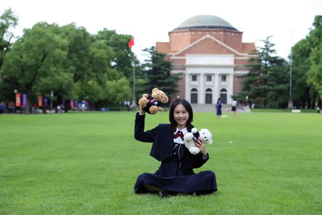 ▲▼清大女硕士毕业后转行当纹绣师，月收入十分惊人，母亲却很反对。 （图/翻摄微博）