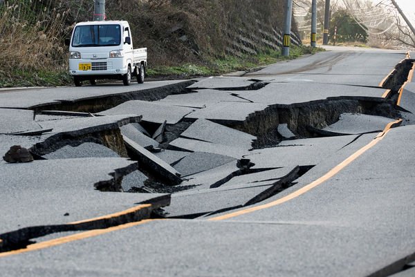 ▲▼日本石川县轮岛市遭遇强震，消防人员搜救。 （图/路透）