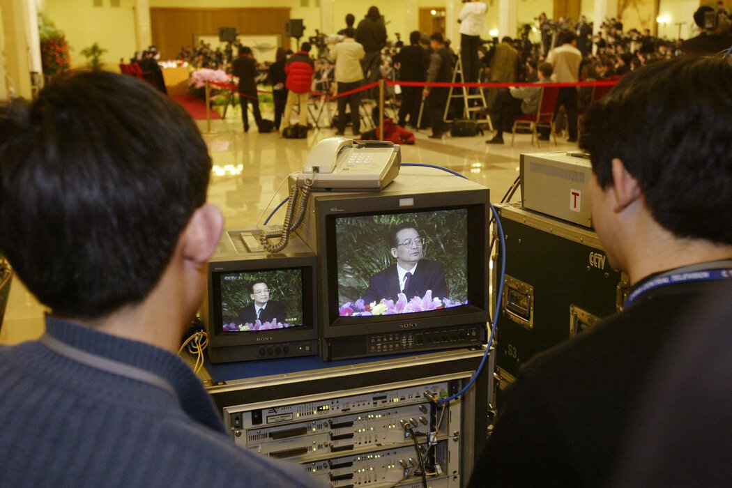 2003年，中国清洁能源转型的推动者温家宝在全国人民代表大会上发言。