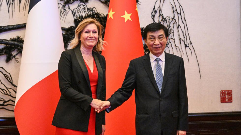 中国全国政协主席王沪宁周五在京会见法国国民议会议长布朗-皮韦资料图片