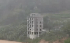 广西暴雨，5层楼自建房堕河 房主血本无归