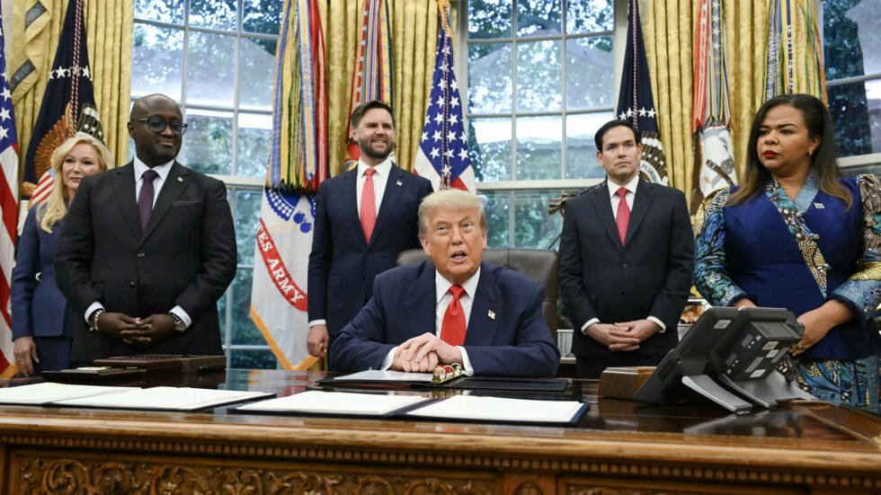 美国总统特朗普在白宫椭圆形办公室 2025年6月27日Le président américain Donald Trump s'exprime lors d'une réunion avec la ministre des Affaires étrangères de la République démocratique du Congo, Thérèse Kayikwamba Wagner (à droite), et le ministre rwandais des Affaires étrangères, Olivier Nduhungirehe (2e à gauche), dans le bureau ovale de la Maison Blanche à Washington, DC, le 27 juin 2025.