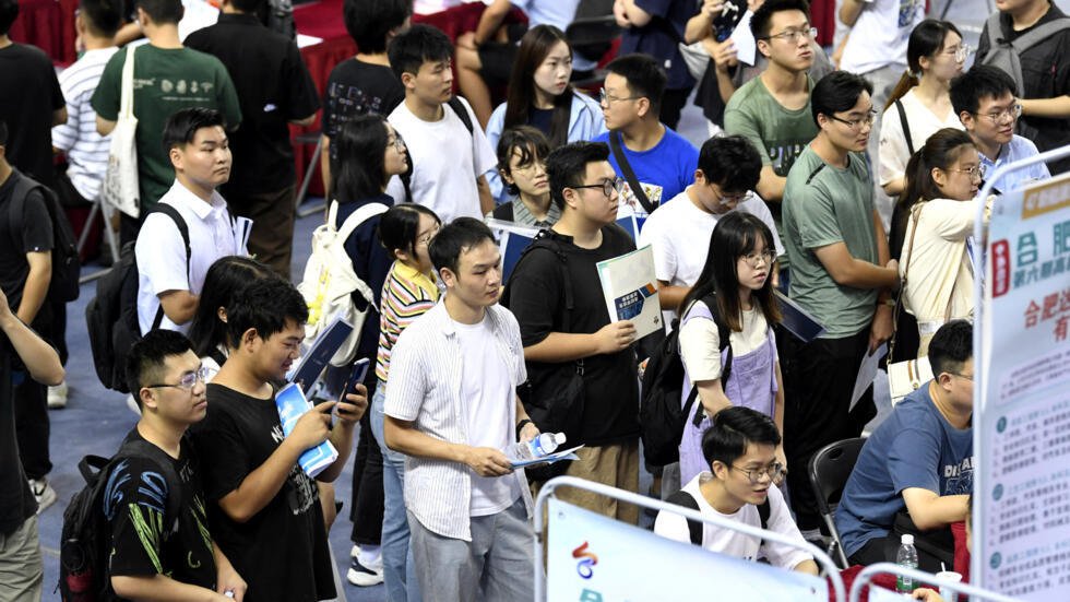 中国毕业生在安徽一场招聘会上争相求职 2023年9月