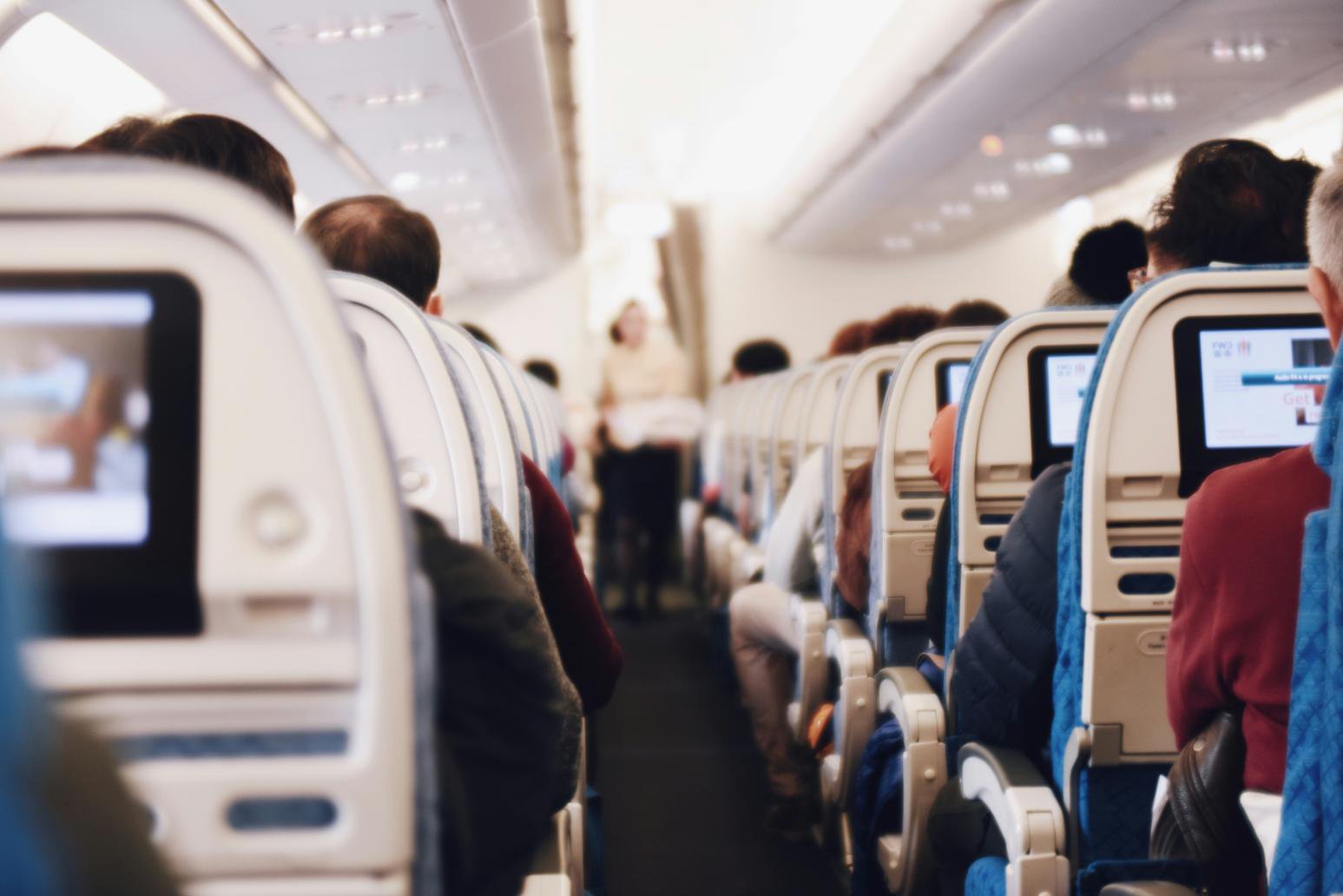 一名英国男子换座位不成大闹班机。 （示意图/unsplash）