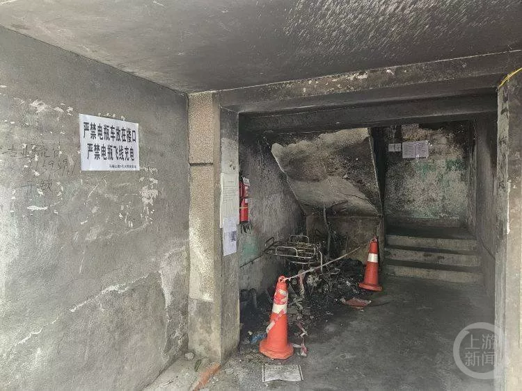小区电瓶车楼道“飞线充电”酿火灾,一家四口1死2伤