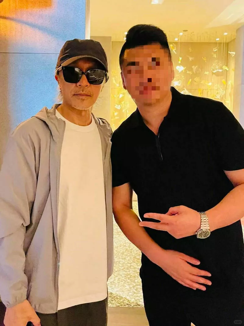 63岁周星驰罕见露脸 正面近照曝光“越老越帅”