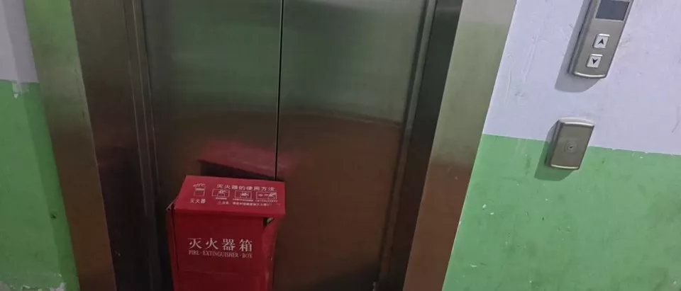 22层楼电梯坏数月,物业称有业主未交维修基金