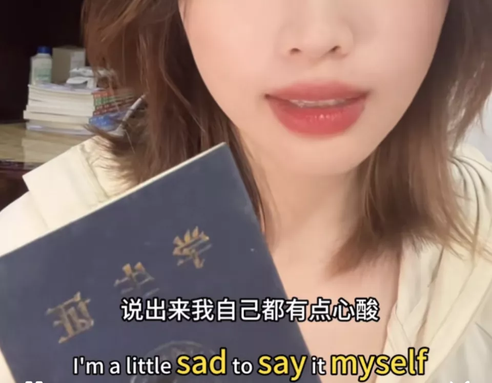 医学生毕业三年后摆摊发视频吐槽 被学校要求下架