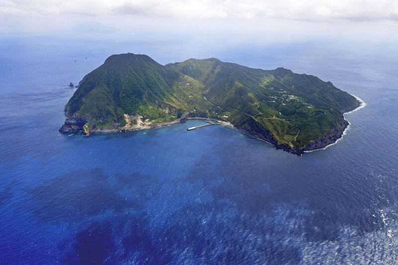 恶石岛(见图)与小宝岛周边地区地震频繁,当地居民不堪其扰,疲劳已达极限,当局为此派出渡轮,今上午7点多已抵达恶石岛,并载运共13位民众先进行撤离。(路透) 恶石岛(见图)与小宝岛周边地区地震频繁,当地居民不堪其扰,疲劳已达极限,当局为此派出渡轮,今上午7点多已抵达恶石岛,并载运共13位民众先进行撤离。(路透)