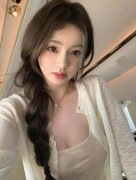 王思聪懒懒街头搂抱秀恩爱 下巴吸睛