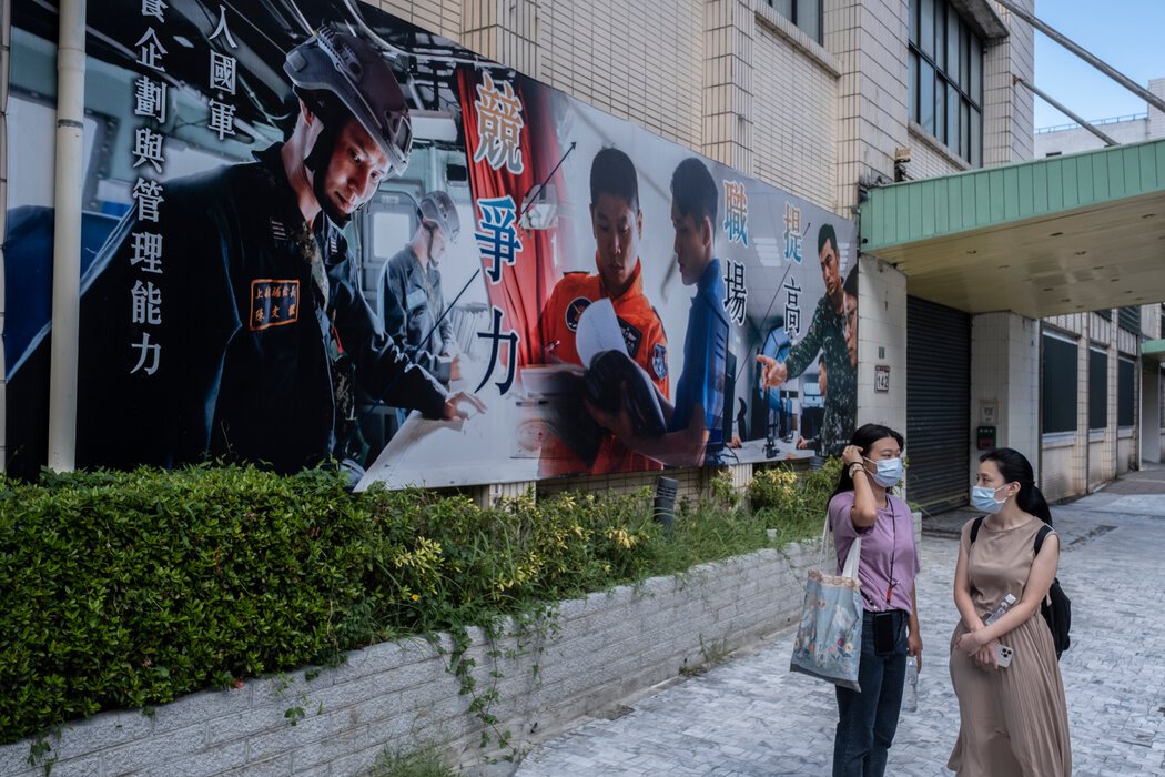 台北的征兵广告牌。台湾政府已经逐步取消了对大多数年轻男子的强制征兵，此后一直在努力维持一支专业、全志愿的部队。