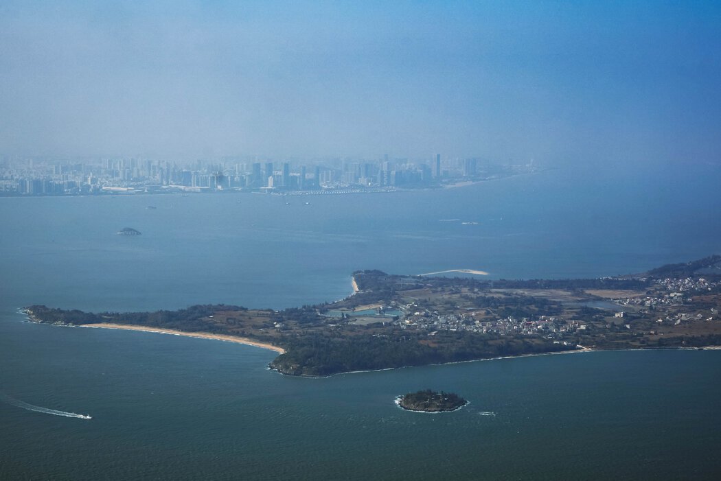 台湾海峡，背景是中国厦门，前景是台湾金门群岛。台湾未来的核心问题是，习近平是否会计划采取行动。