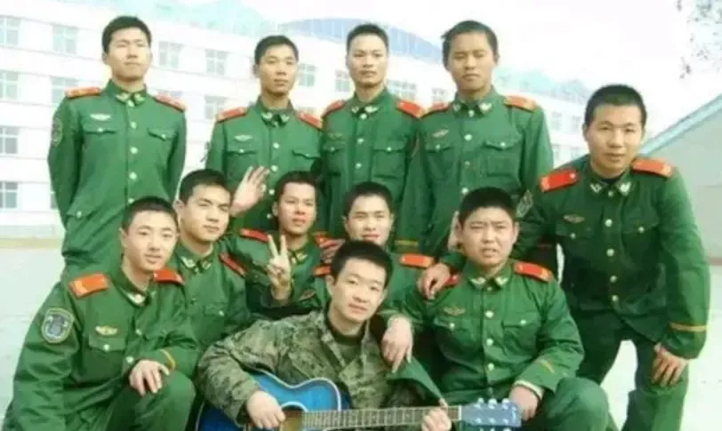 《我的中国心》一度成为老山前线指战员最喜欢的爱国歌曲,后来在部队传唱中被自发重新填词,演变成了今天著名的、女生军训必被教的军营民谣《军中绿花》