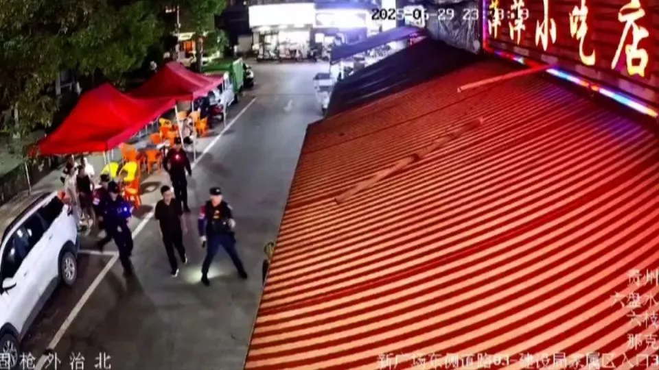 闹市持“枪”对峙 男子被抓后狡辩：这是合法的