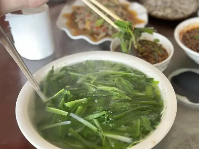 宽叶韭煮汤（图片来源：作者）