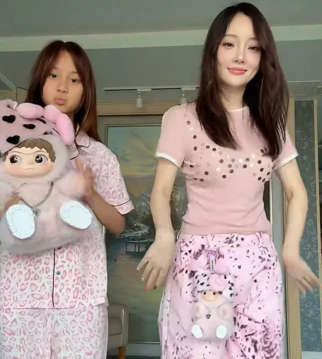 李小璐有二胎了？家中出现婴儿椅和小男孩