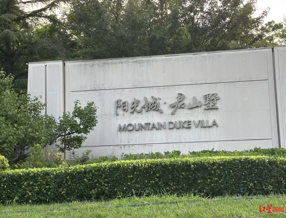 一个门岗两家保安抢着守，业主为何高兴不起来？