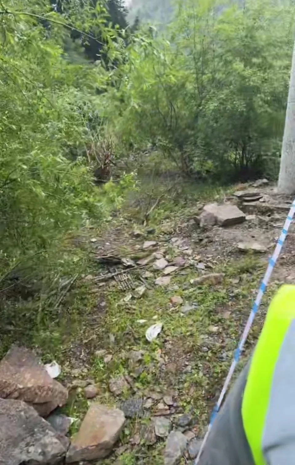 阿坝一车辆坠河致2人遇难5人失联,亲属:后车目击全程