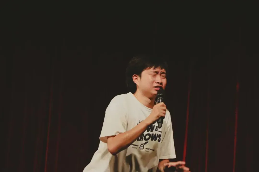 ◎ 成年的小奇,在脱口秀现场忆当年