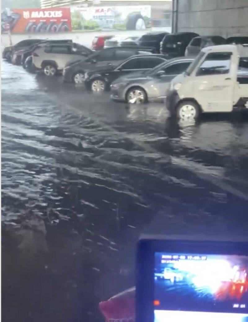 溪州乡中山路、北斗交流道下方出现严重积水,淹水高度几乎逼近半个车轮。(民众提供) 溪州乡中山路、北斗交流道下方出现严重积水,淹水高度几乎逼近半个车轮。(民众提供)