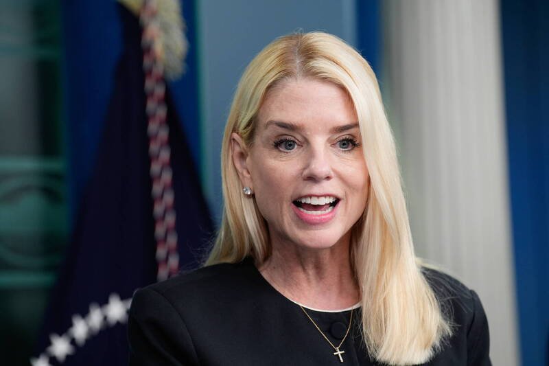美国司法部长邦迪(Pam Bondi)曾声称FBI握有爱泼斯坦「客户名单」,但遭司法部与FBI联合声明打脸。(欧新社资料照) 美国司法部长邦迪(Pam Bondi)曾声称FBI握有爱泼斯坦「客户名单」,但遭司法部与FBI联合声明打脸。(欧新社资料照)