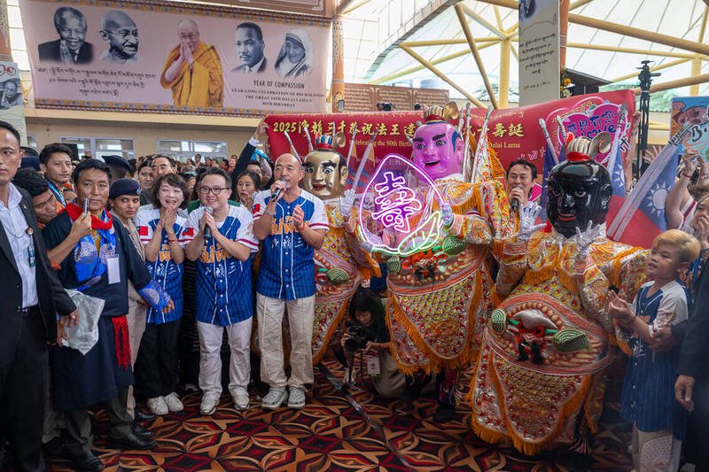 来自台湾团体「净韵三千」带寿桃、三太子在现场为达赖喇嘛唱生日快乐歌。(图撷自达赖喇嘛脸书) 来自台湾团体「净韵三千」带寿桃、三太子在现场为达赖喇嘛唱生日快乐歌。(图撷自达赖喇嘛脸书)
