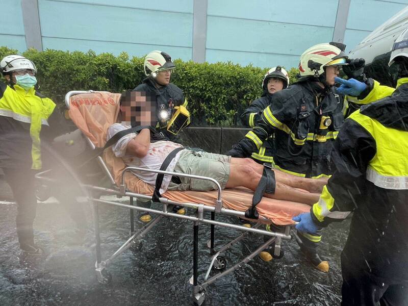 联结车驾驶被救出后送医抢救。(消防局提供) 联结车驾驶被救出后送医抢救。(消防局提供)