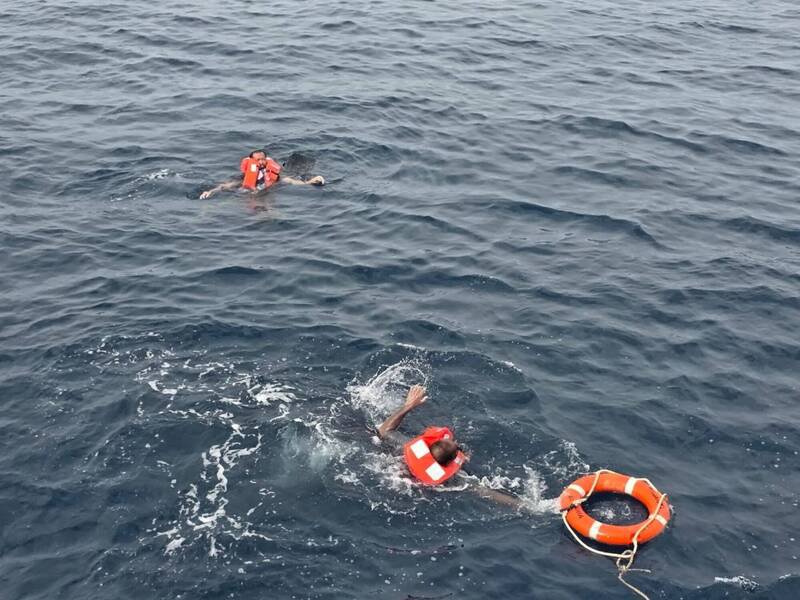 6名「永恒C」船员在海上漂浮超过24小时才获救。(路透) 6名「永恒C」船员在海上漂浮超过24小时才获救。(路透)